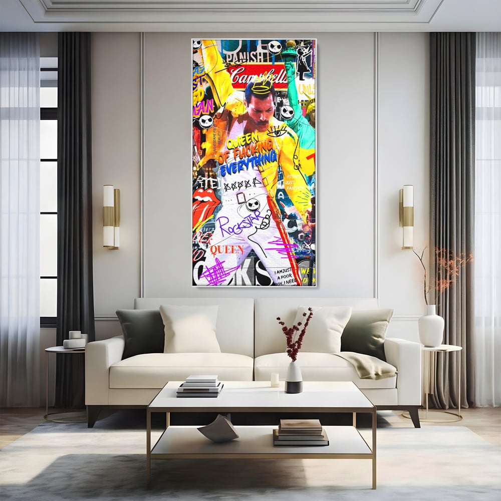 Tablou canvas cu tablou canvas cu freddie mercury stil grafitti, in rama de aluminiu argintiu, pe perete intr-un living
